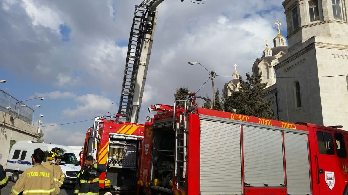 שריפה פרצה במגרש הרוסים בירושלים. צפו