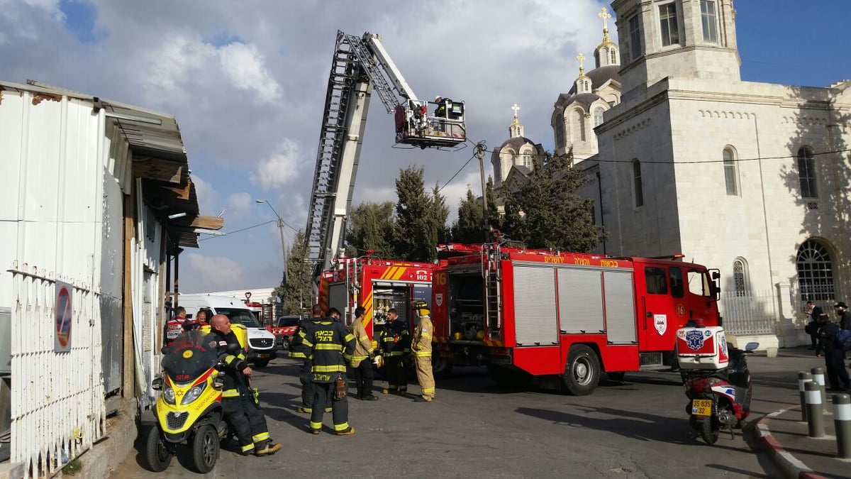 שריפה פרצה במגרש הרוסים בירושלים. צפו