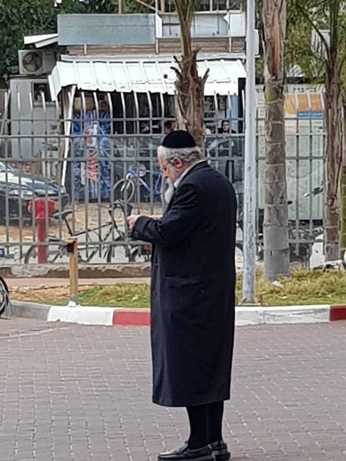 הדאגה למרן הגראי"ל שטיינמן: תיעוד מבית החולים • צפו