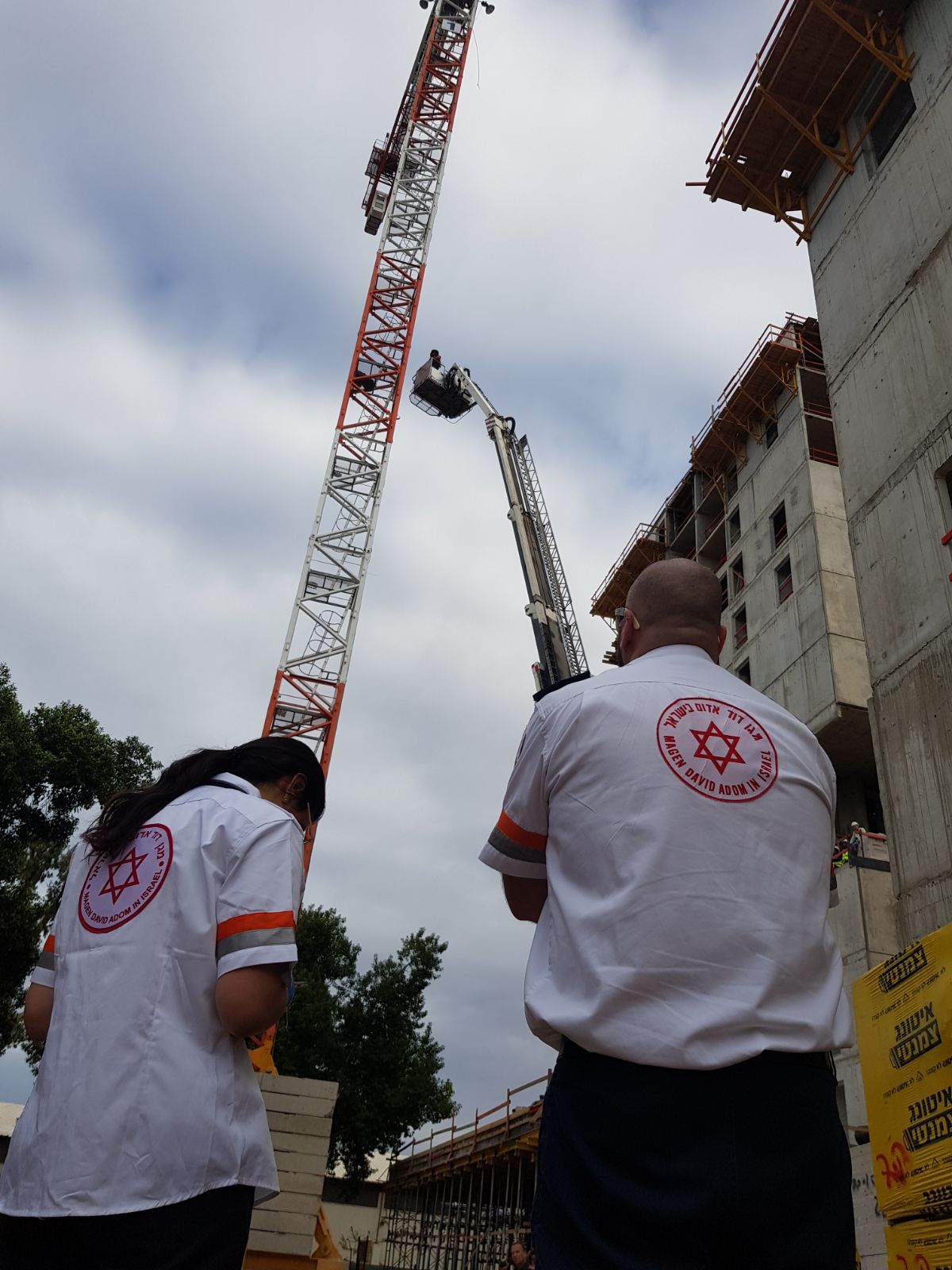 דרמה בהרצליה: החייאה וחילוץ בגובה של 40 מטרים • צפו