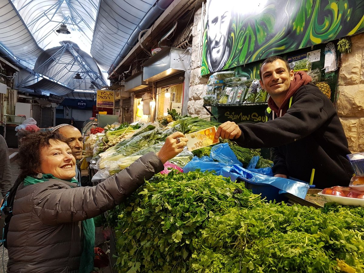 מחנה יהודה: הנגידה קרנית פלוג שילמה בשטרות  החדשים • צפו