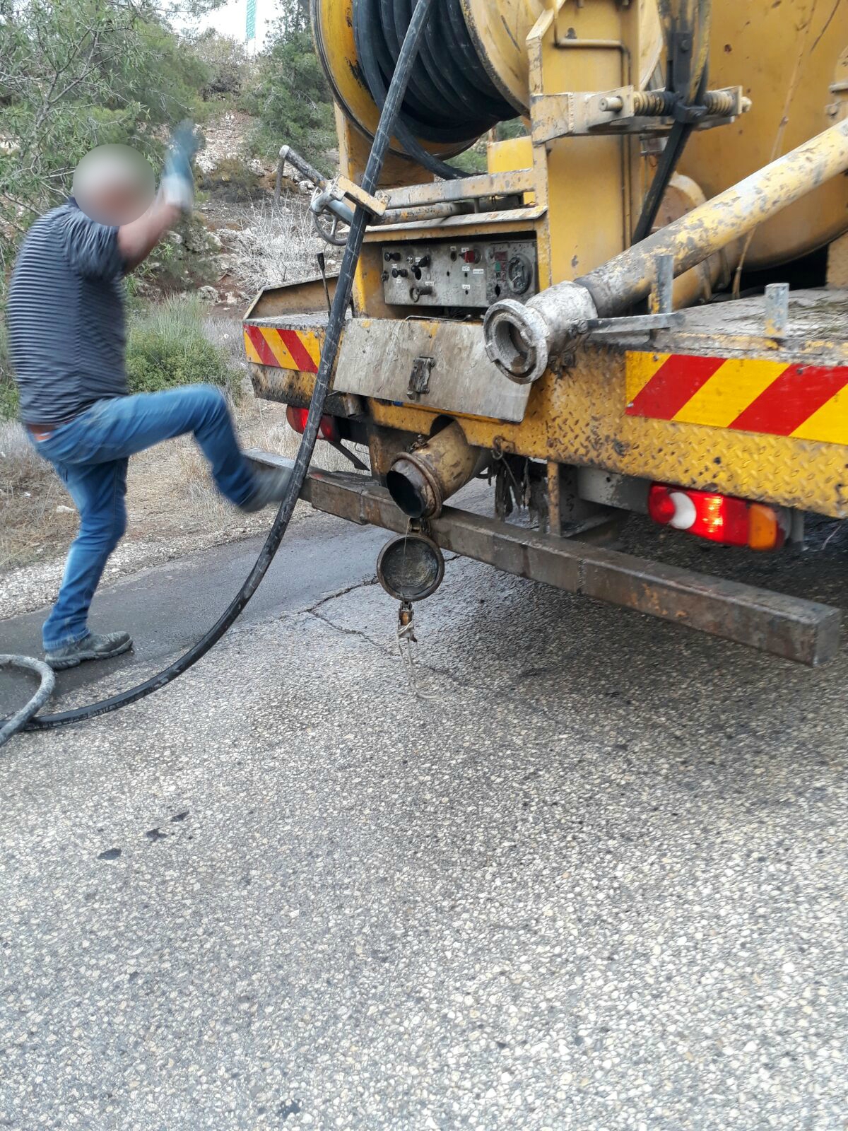 נהגים שהזרימו מי ביוב לנחל 'צופים' - נעצרו