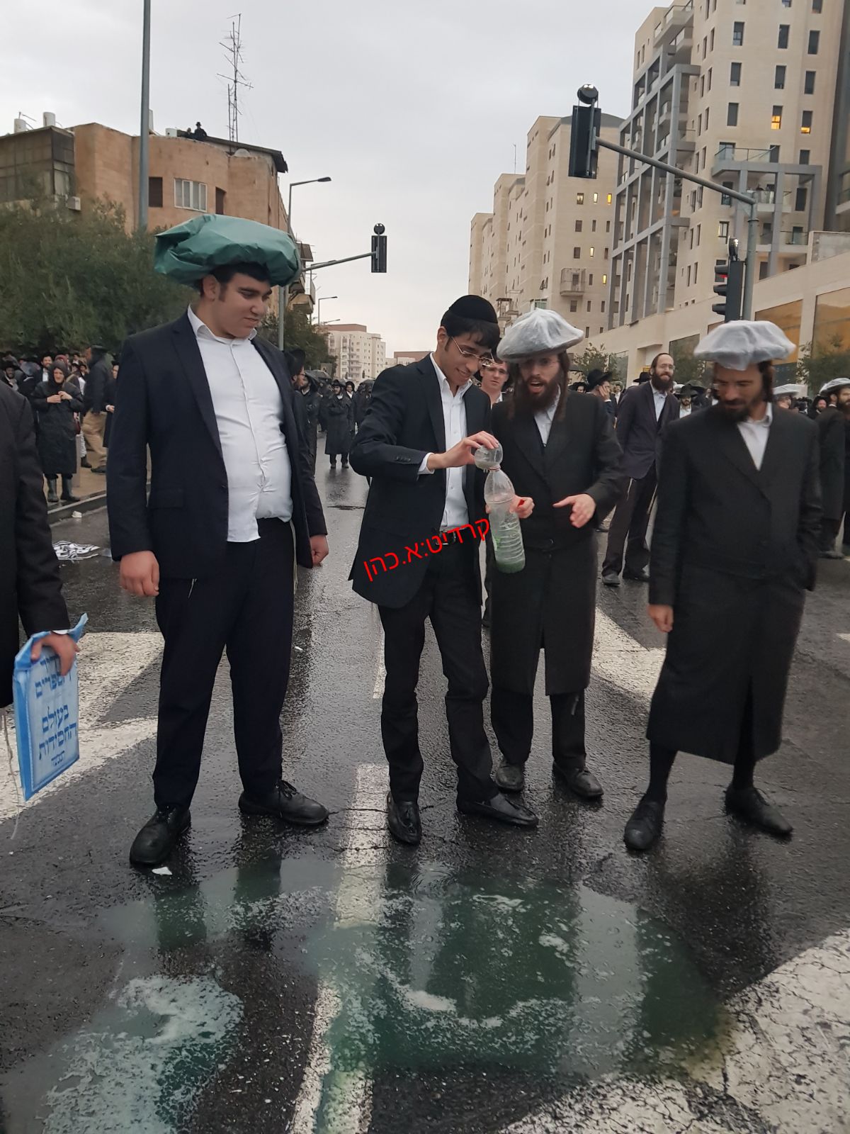 מפגין אסף בואש לבקבוקים: "בארה"ב עושים מזה הרבה כסף"