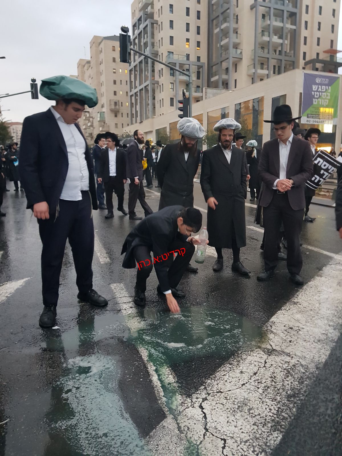 מפגין אסף בואש לבקבוקים: "בארה"ב עושים מזה הרבה כסף"