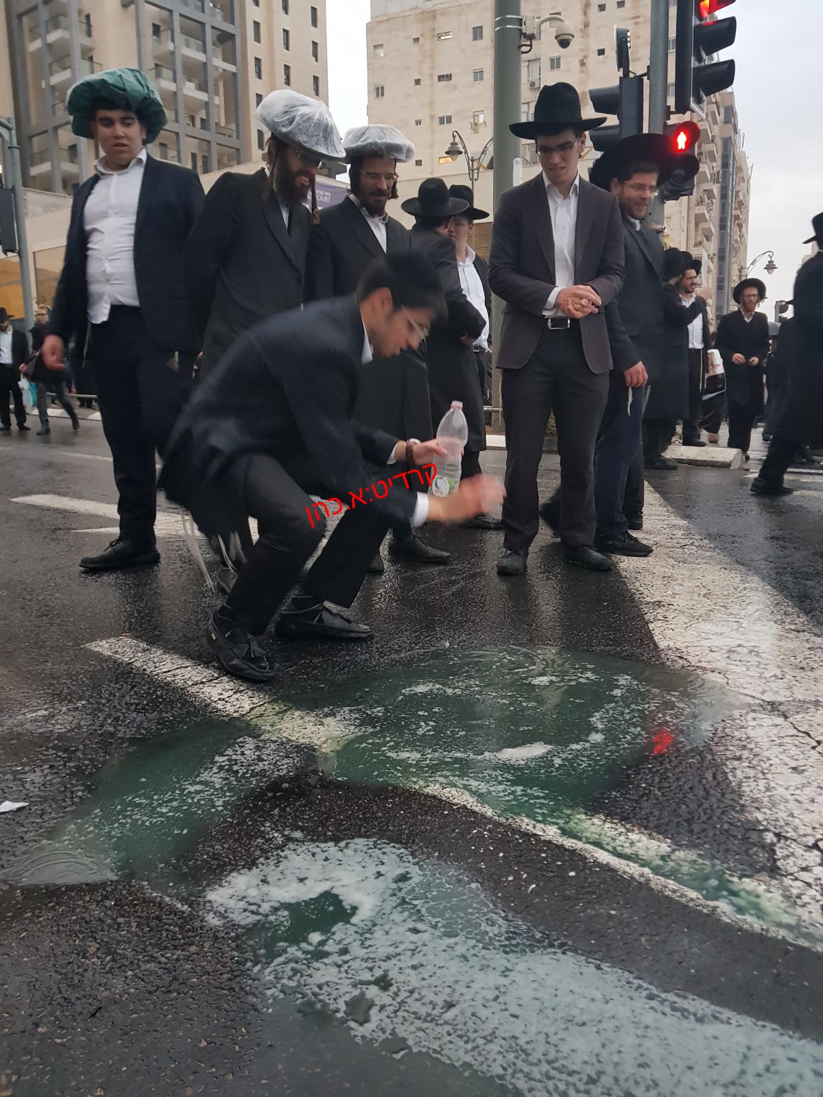 מפגין אסף בואש לבקבוקים: "בארה"ב עושים מזה הרבה כסף"