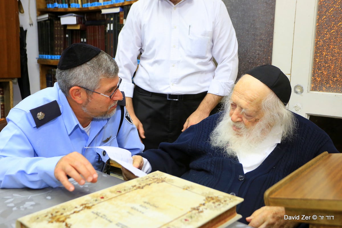 חנוכת בית כנסת והכנסת ספר תורה בתחנת המשטרה • צפו