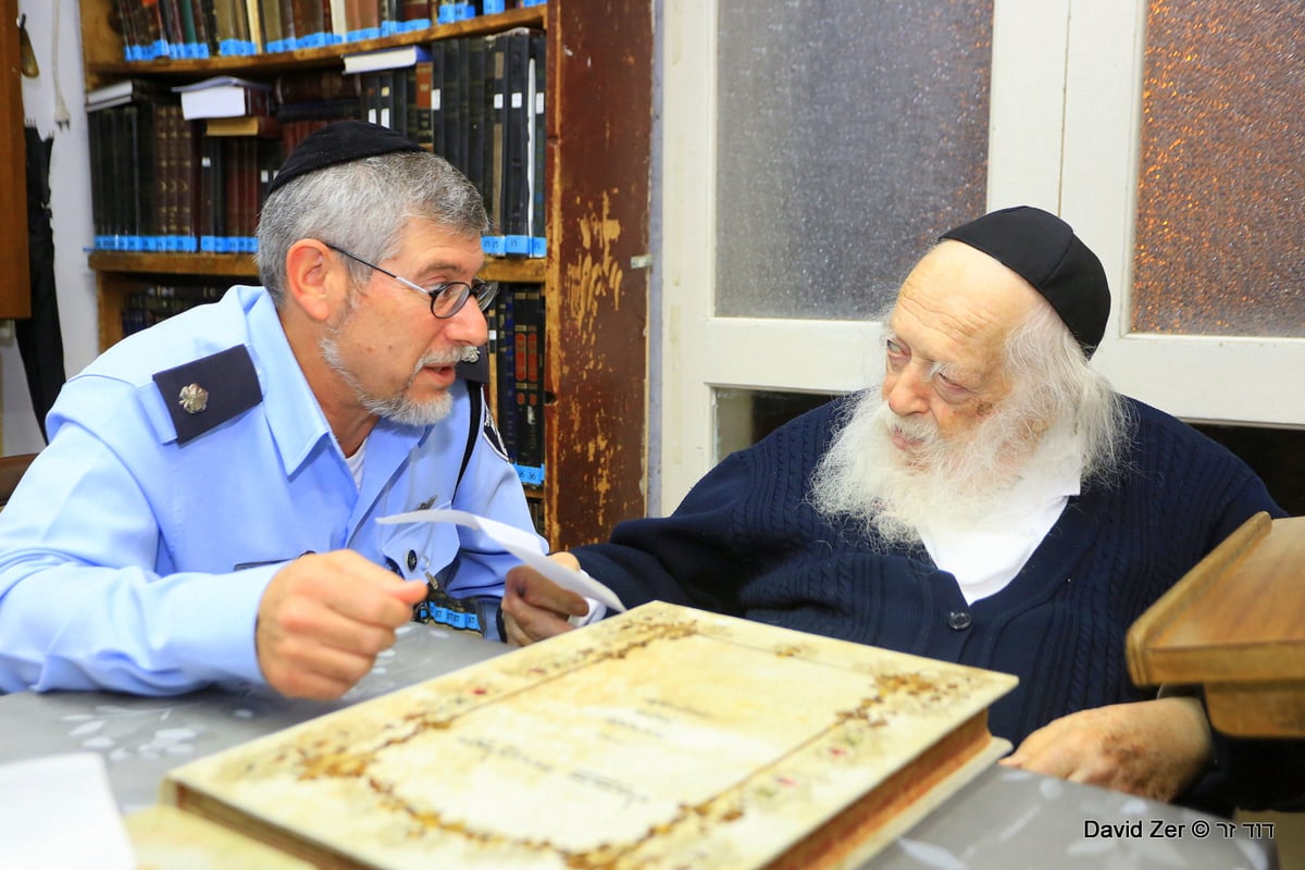 חנוכת בית כנסת והכנסת ספר תורה בתחנת המשטרה • צפו