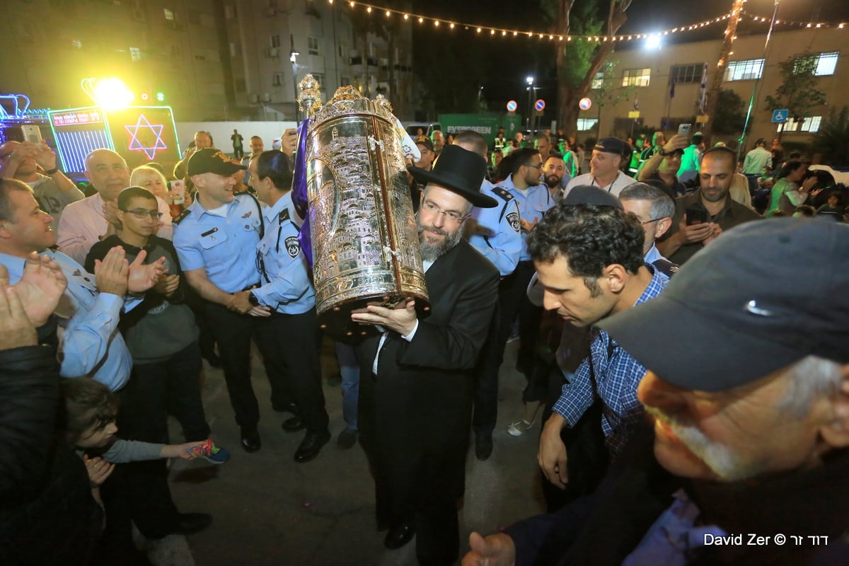 חנוכת בית כנסת והכנסת ספר תורה בתחנת המשטרה • צפו