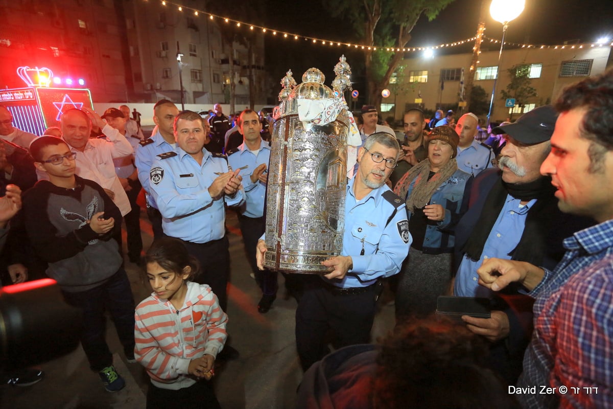 חנוכת בית כנסת והכנסת ספר תורה בתחנת המשטרה • צפו