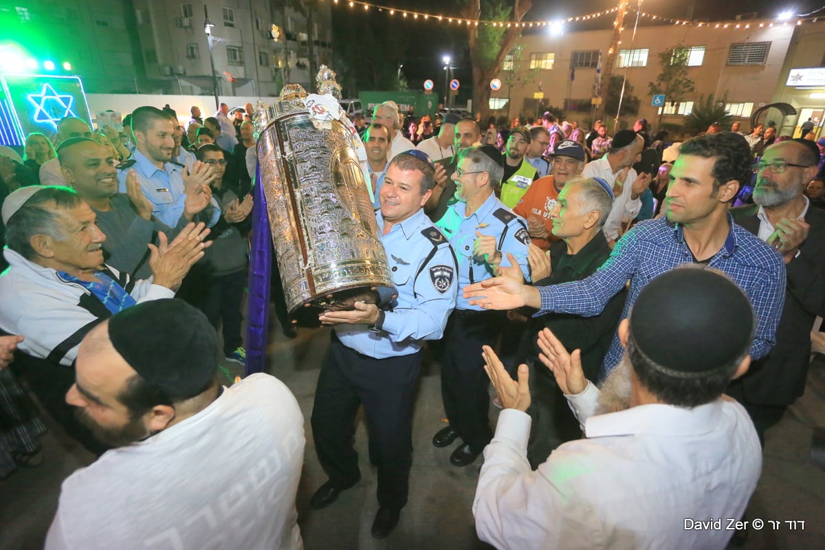 חנוכת בית כנסת והכנסת ספר תורה בתחנת המשטרה • צפו