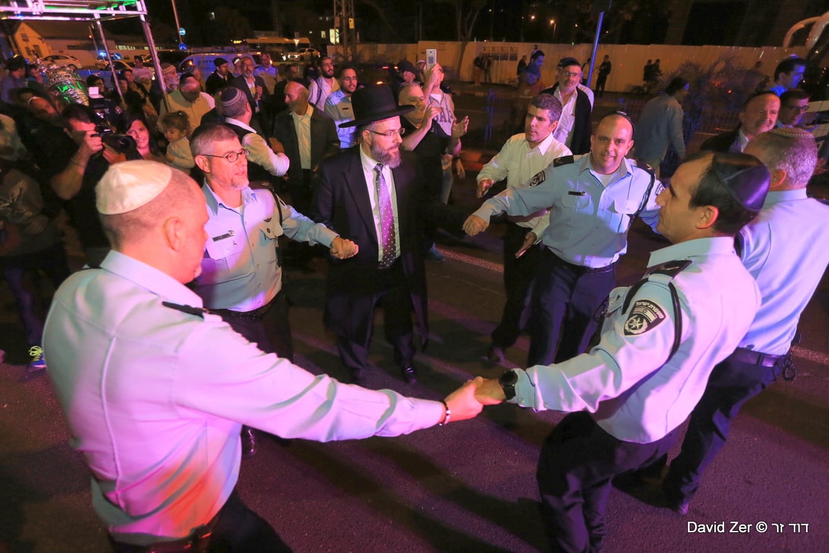 חנוכת בית כנסת והכנסת ספר תורה בתחנת המשטרה • צפו