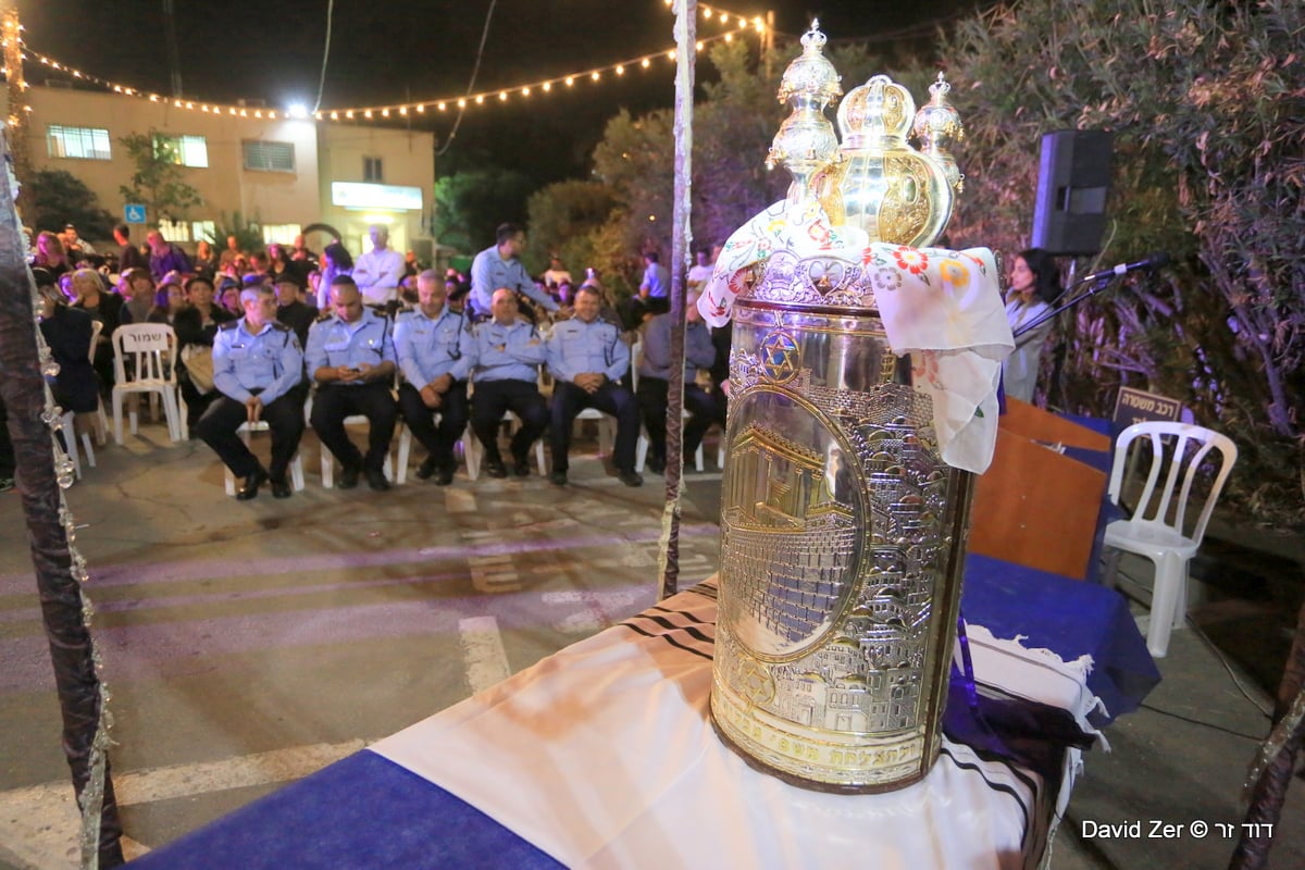 חנוכת בית כנסת והכנסת ספר תורה בתחנת המשטרה • צפו