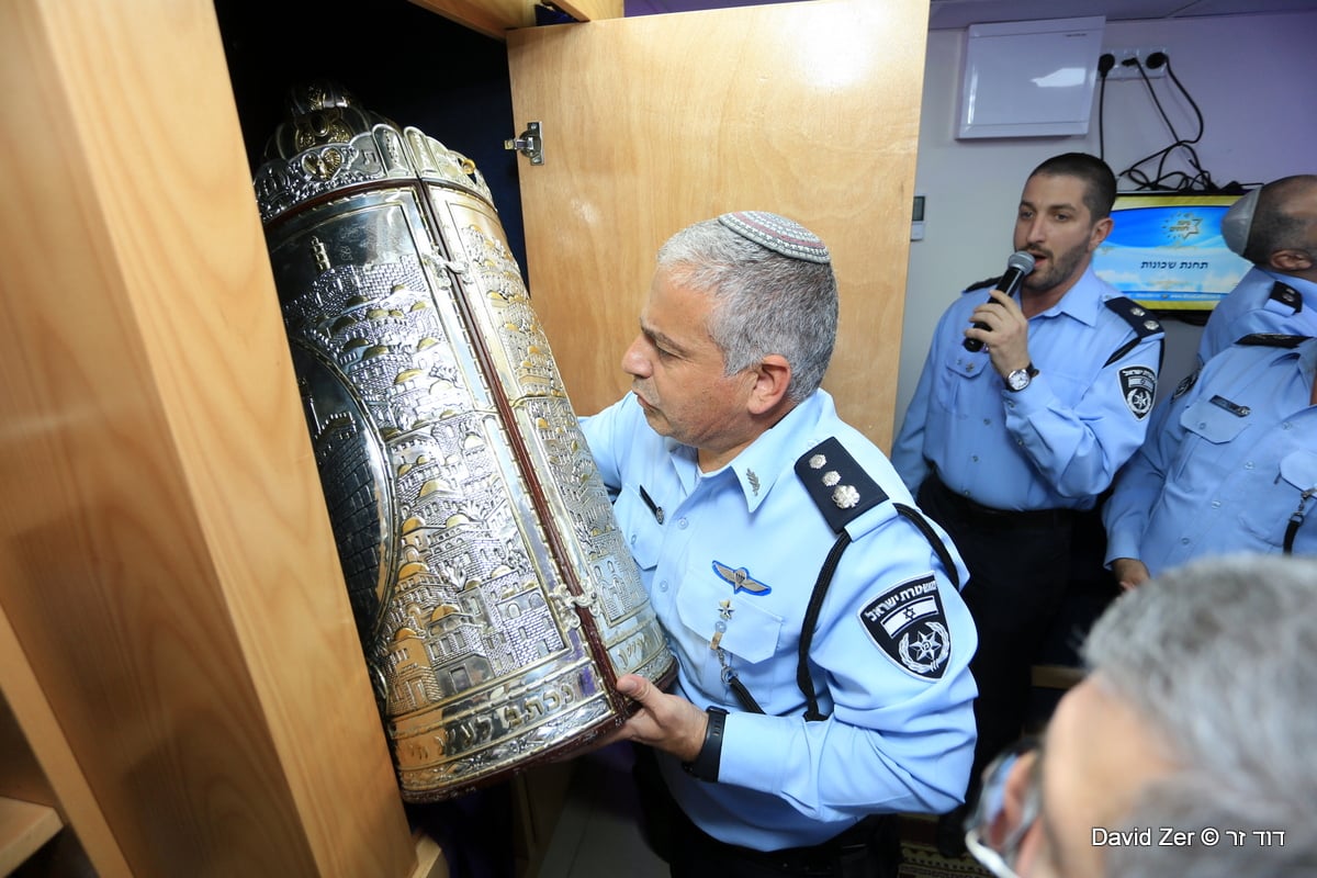 חנוכת בית כנסת והכנסת ספר תורה בתחנת המשטרה • צפו