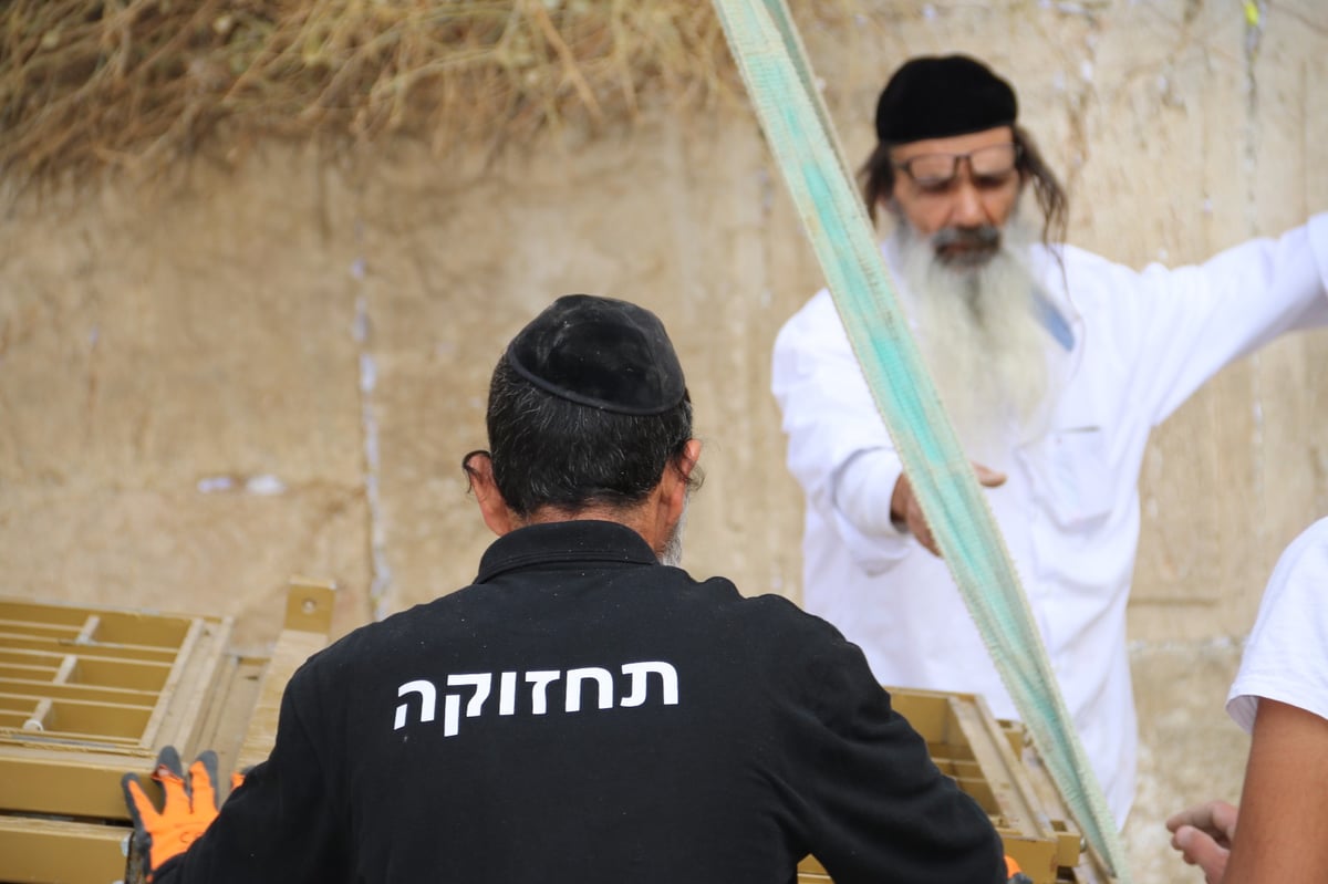 חנוכיית הענק הוצבה בכותל • צפו בתיעוד