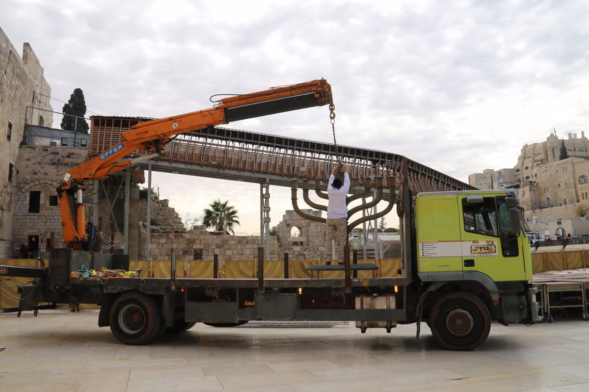 חנוכיית הענק הוצבה בכותל • צפו בתיעוד