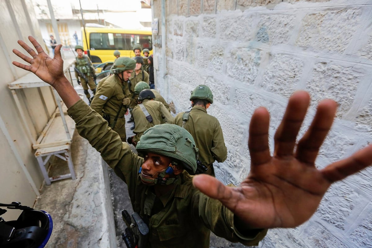 חיילי צה"ל מעכבים צעיר פלסטיני במהלך עימותים בחברון בעקבות מחאה פלסטינית על החלטת הנשיא האמריקאי דונלד טראמפ להכיר בירושלים כבירת ישראל