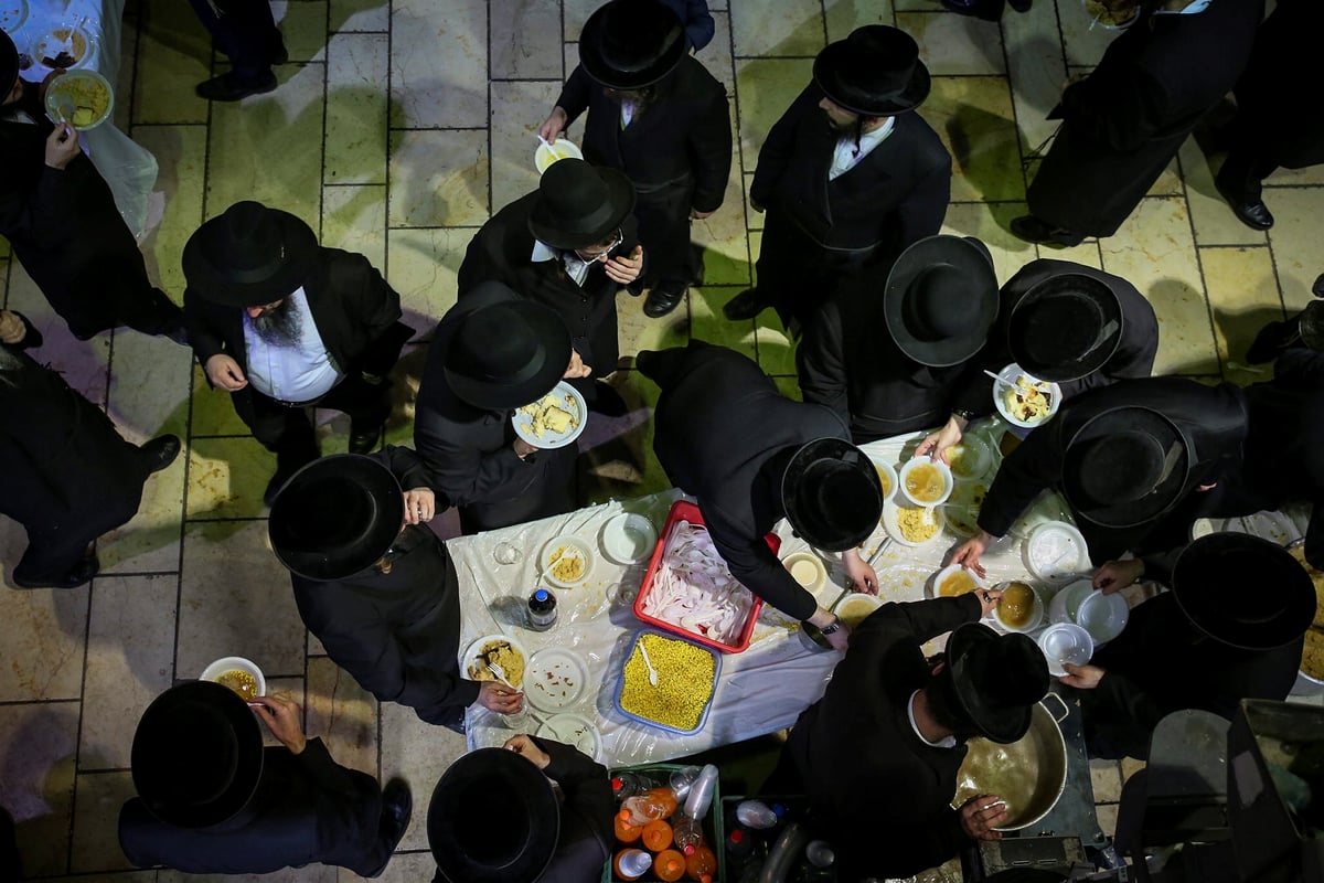 פינת אוכל למשתתפים בתפילה המונית בקבר רשב"י במירון