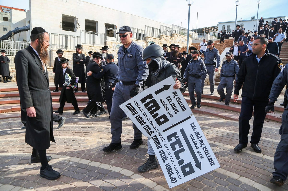 שוטרים ועובדי עיריית בית שמש מורידים את שלטי הצניעות בבית שמש - כפסיקת בית המשפט