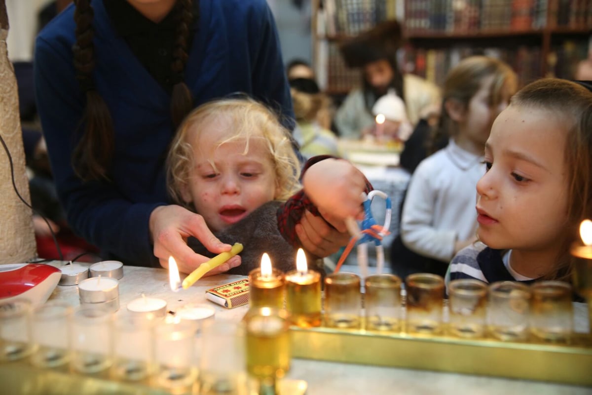 סיור חנוכיות וירטואלי: נר שני במאה שערים