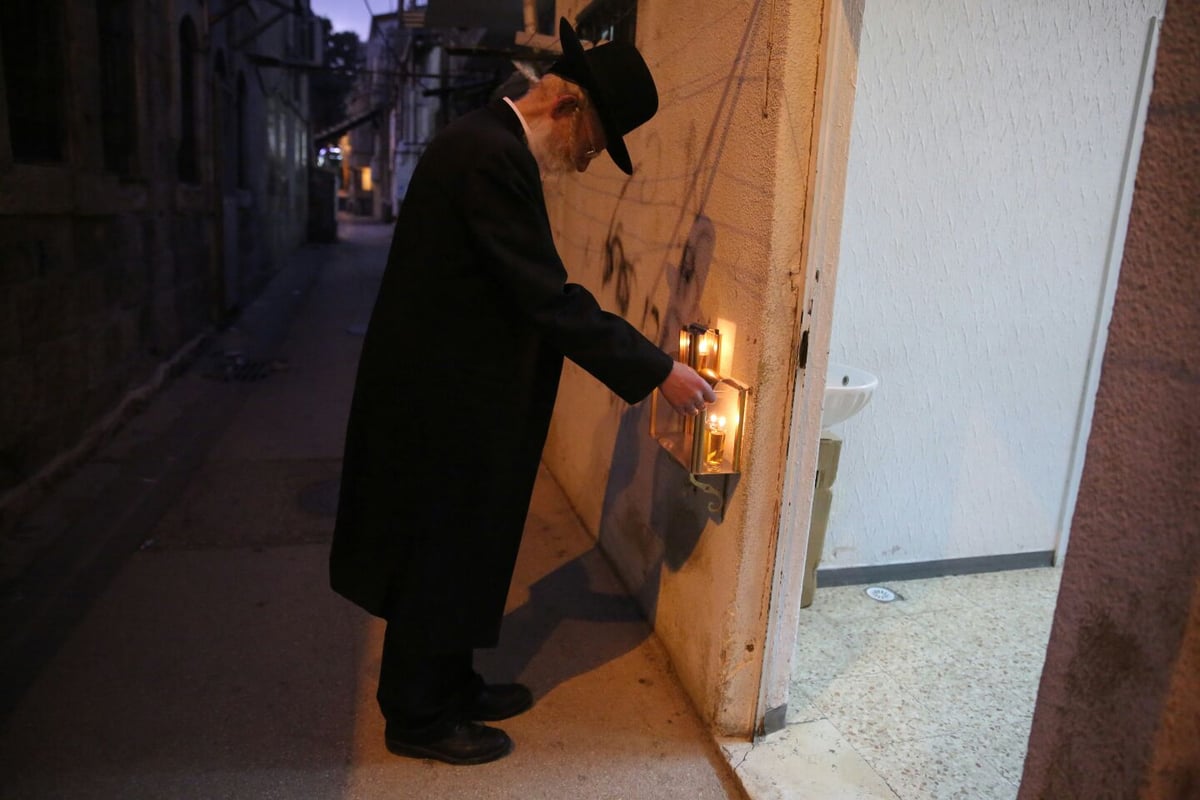 סיור חנוכיות וירטואלי: נר שני במאה שערים