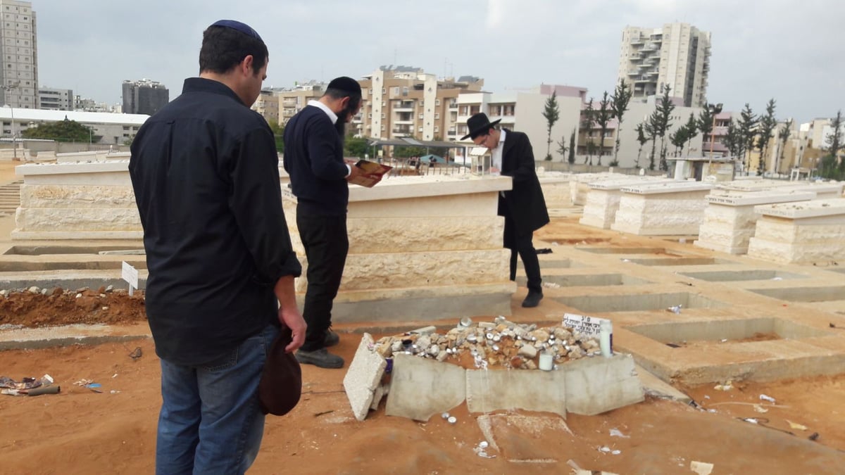 יממה אחרי: קברו של מרן הרב שטיינמן זצ"ל