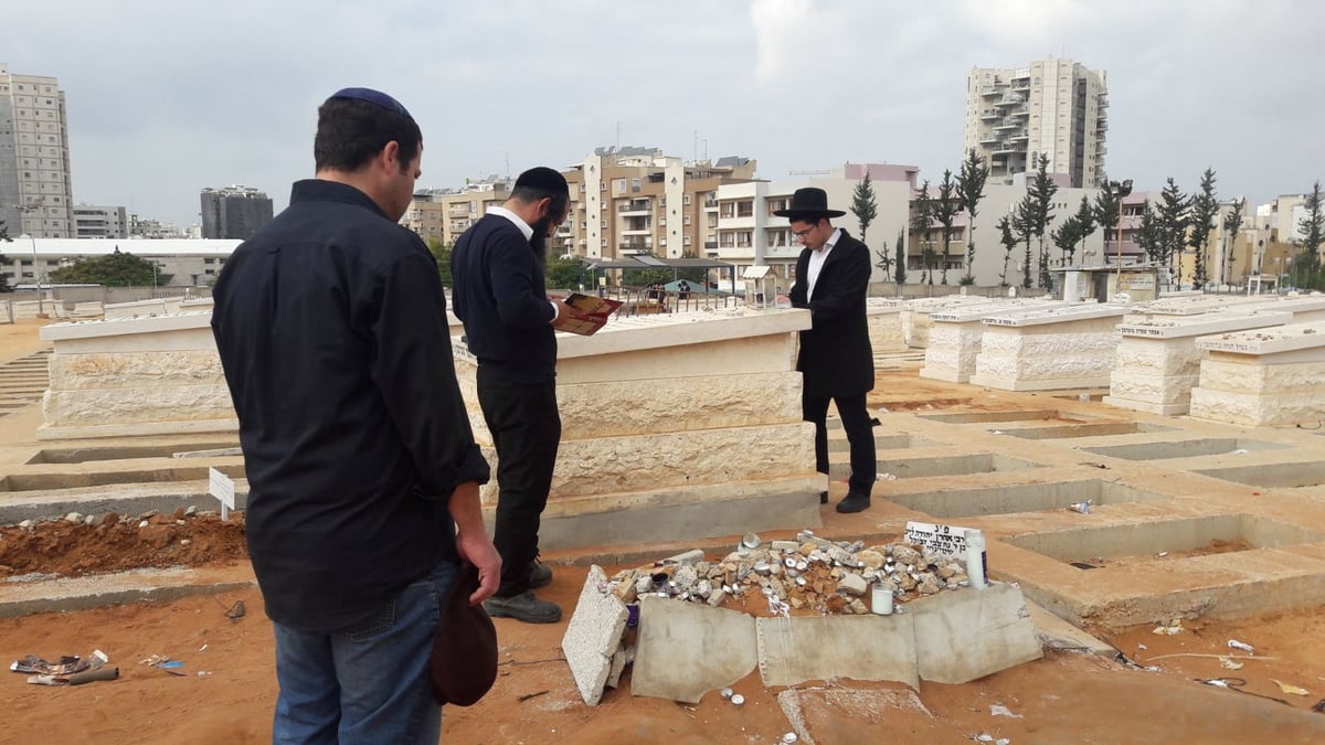 יממה אחרי: קברו של מרן הרב שטיינמן זצ"ל