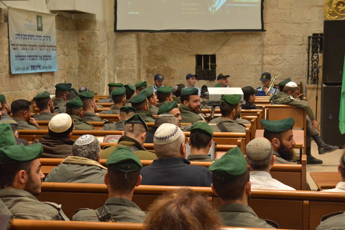 לוחמי מג"ב הדליקו נרות בביהכ"נ 'החורבה' • צפו