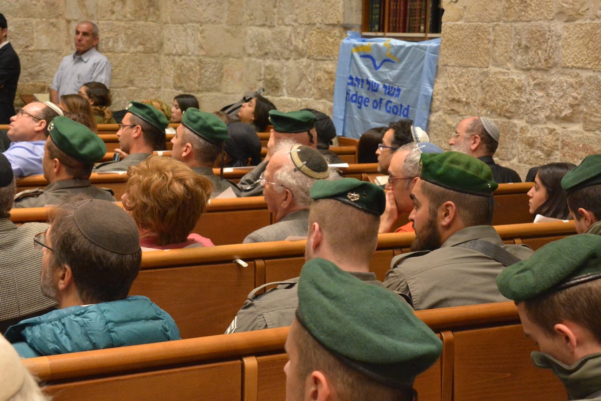 לוחמי מג"ב הדליקו נרות בביהכ"נ 'החורבה' • צפו