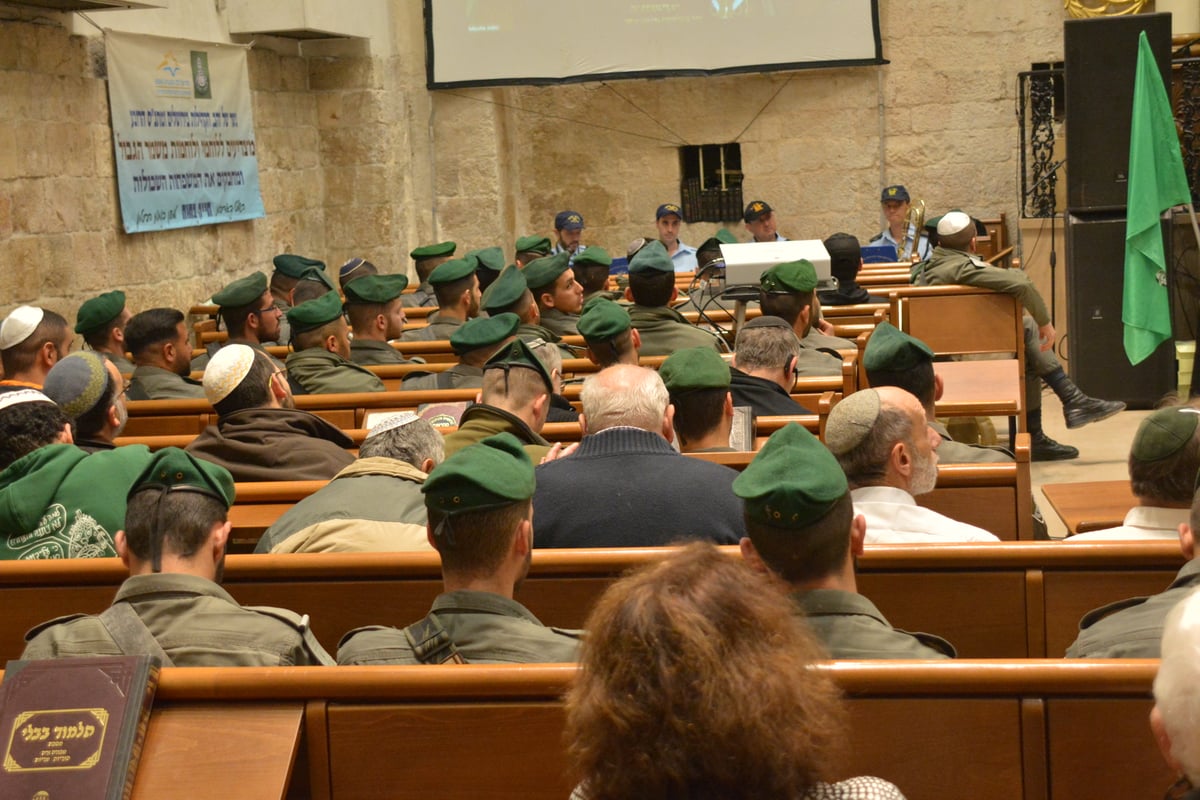 לוחמי מג"ב הדליקו נרות בביהכ"נ 'החורבה' • צפו