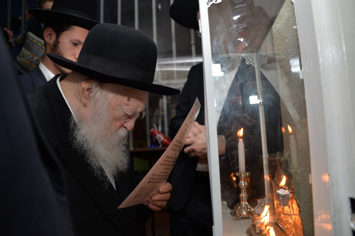 קודם ההדלקה: מרן הגר"ח קנייבסקי שקוע בלימוד • תיעוד