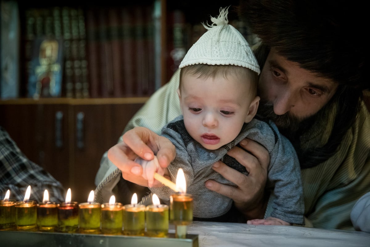 גלריה מאירה: נר שמיני של חנוכה בירושלים • צפו