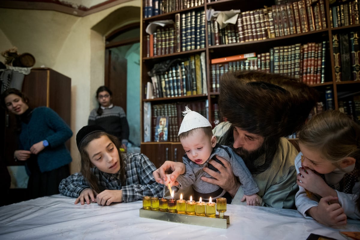 גלריה מאירה: נר שמיני של חנוכה בירושלים • צפו