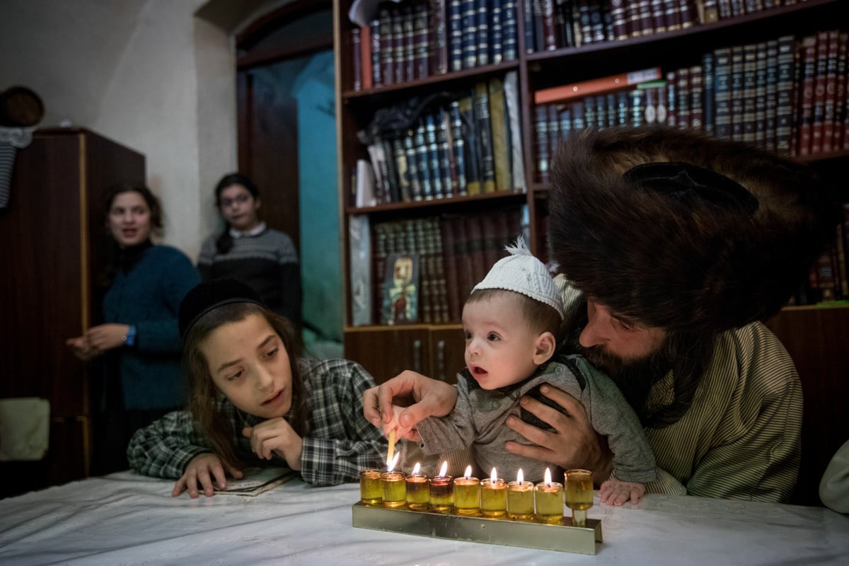 גלריה מאירה: נר שמיני של חנוכה בירושלים • צפו