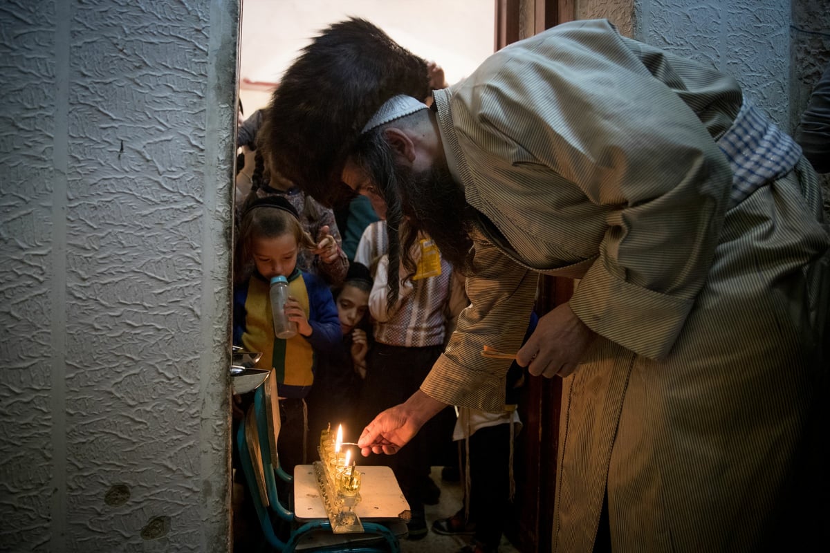 גלריה מאירה: נר שמיני של חנוכה בירושלים • צפו