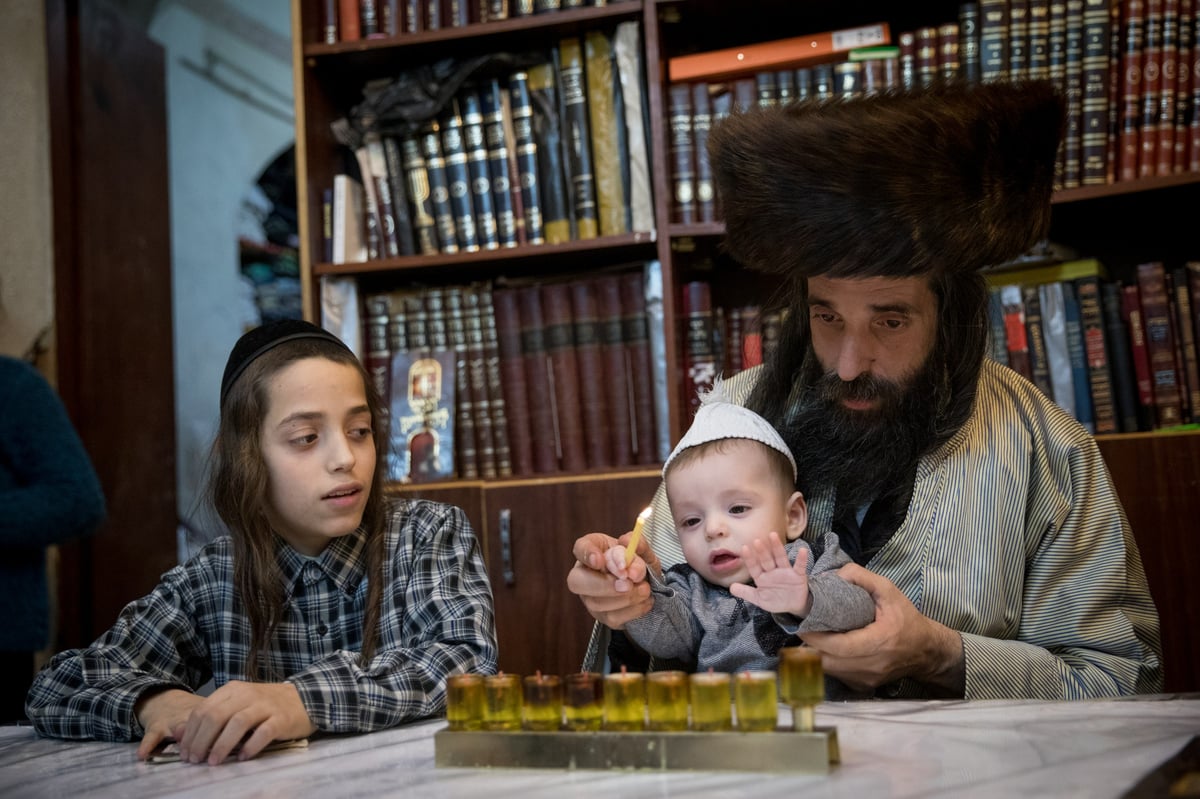 גלריה מאירה: נר שמיני של חנוכה בירושלים • צפו