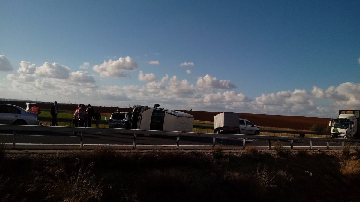 אברך נפצע בינוני בהתהפכות רכב הסעות