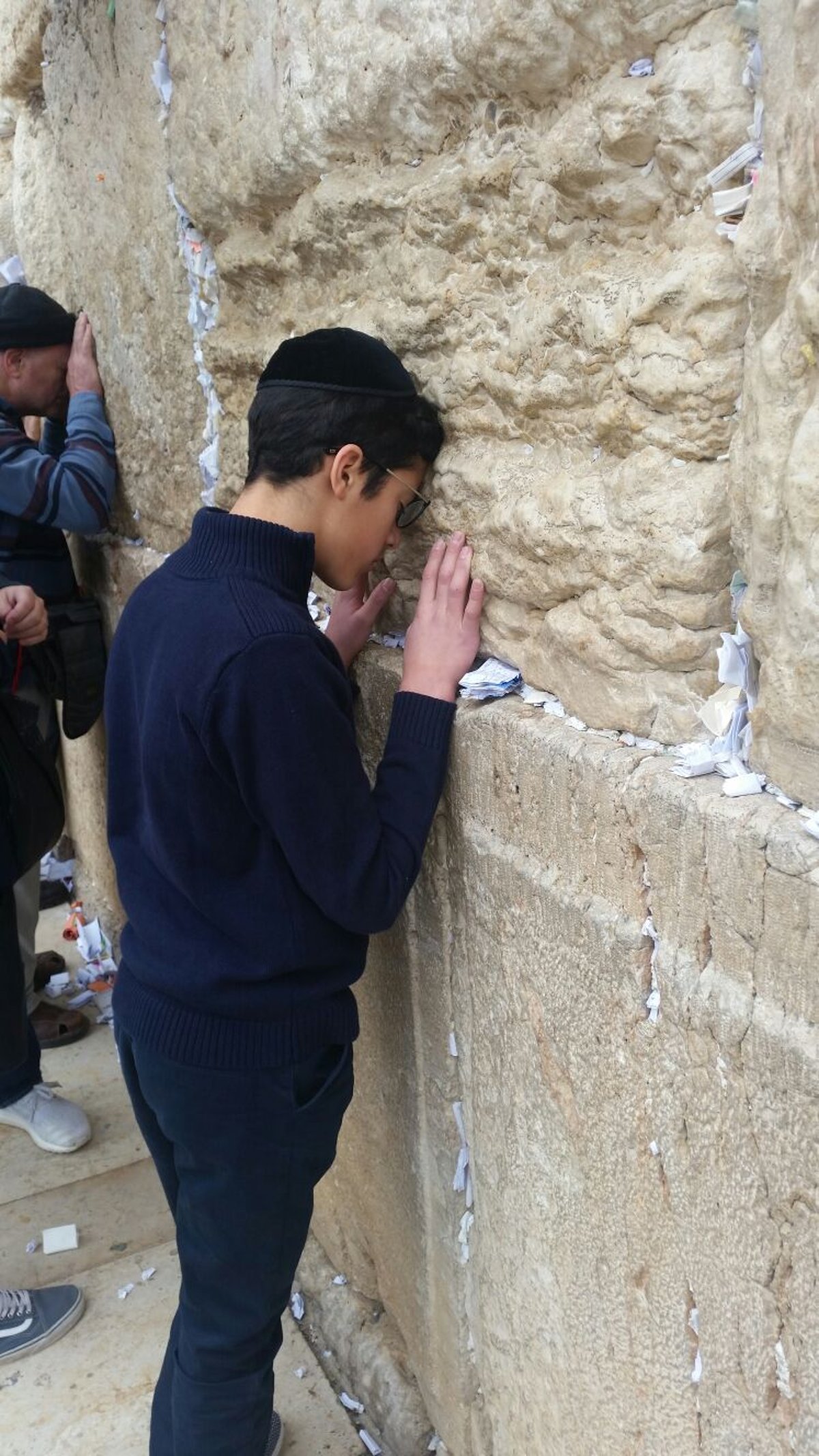 אברהם אזן התחנן בכותל לרפואת אביו ואחיו