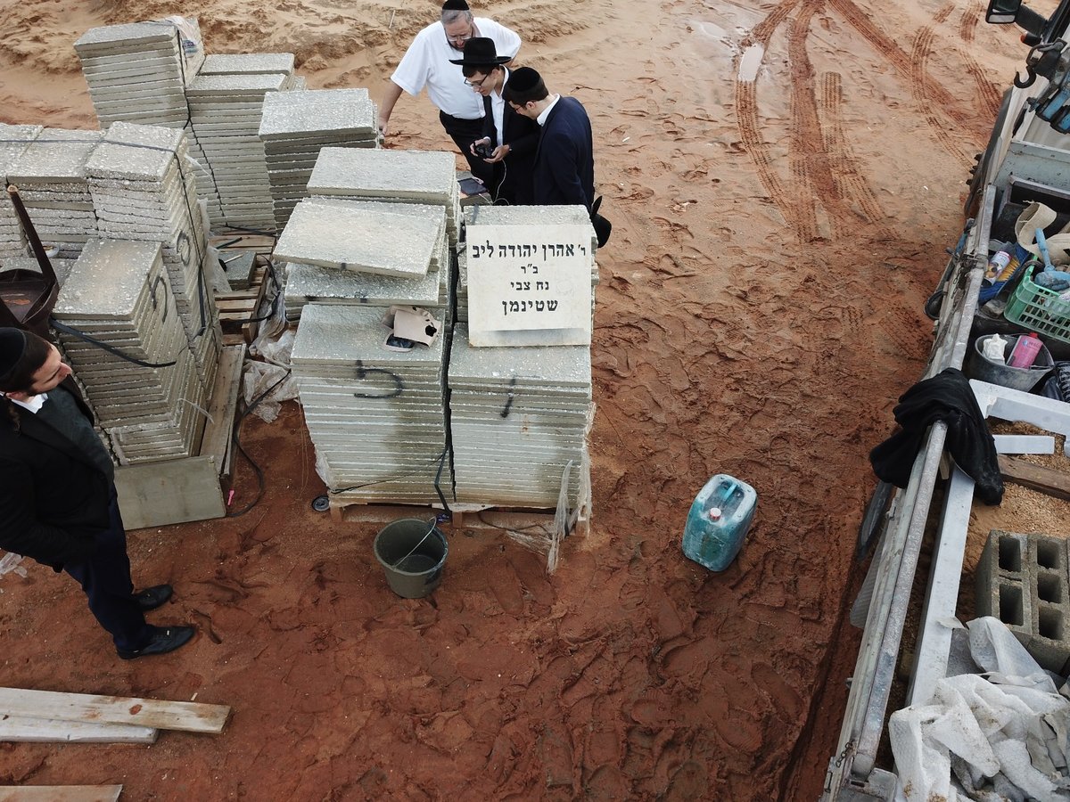 החלו העבודות להקמת המצבה בקברו של מרן הרב שטיינמן • תיעוד