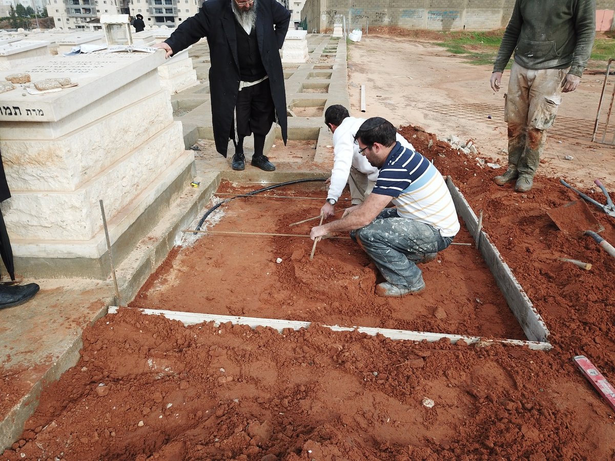 החלו העבודות להקמת המצבה בקברו של מרן הרב שטיינמן • תיעוד