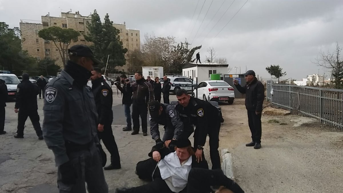 אנשי 'הפלג' התבצרו בבית כנסת לא חוקי ופונו בכוח