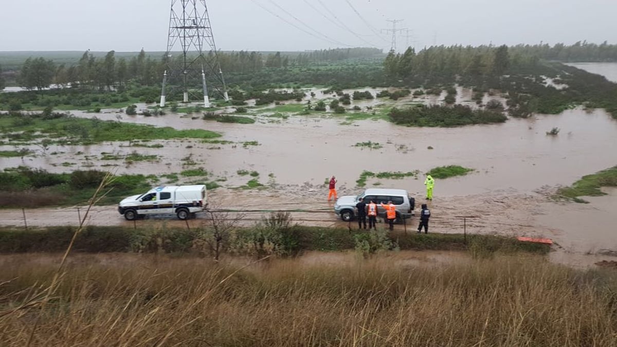 סערה בעיצומה: סב ושני ילדים חולצו מרכב