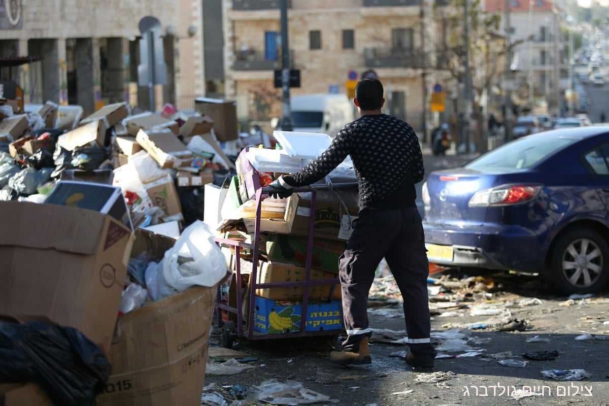 עובדי התברואה סיימו לשבות ומפנים את האשפה • צפו