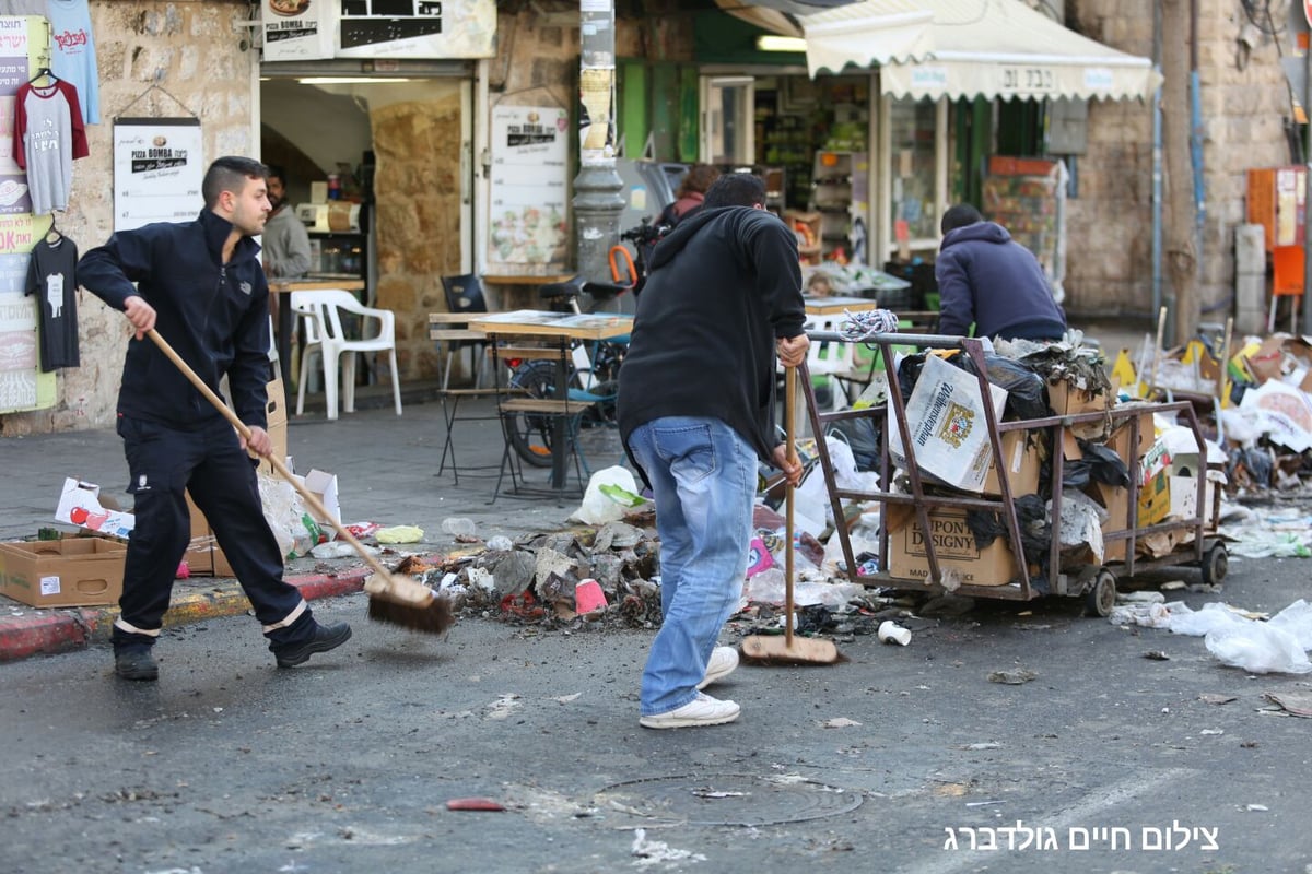 עובדי התברואה סיימו לשבות ומפנים את האשפה • צפו