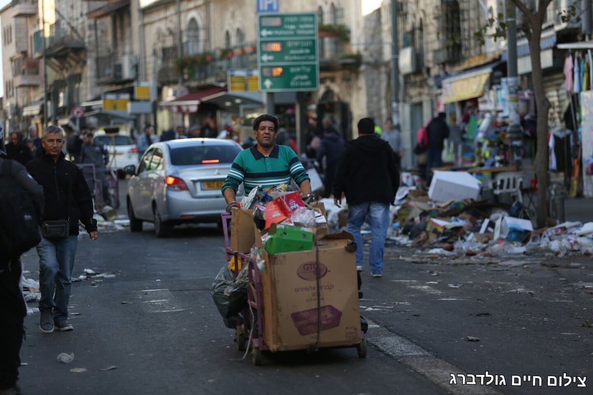 עובדי התברואה סיימו לשבות ומפנים את האשפה • צפו