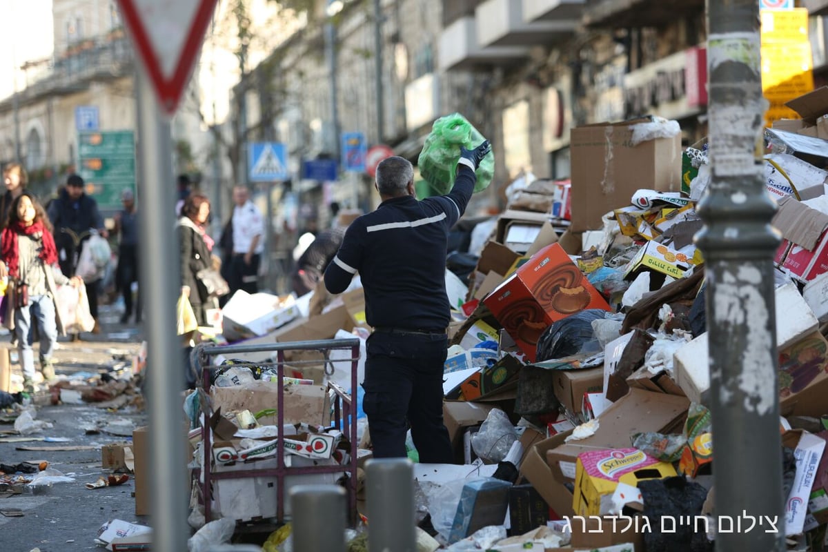 עובדי התברואה סיימו לשבות ומפנים את האשפה • צפו