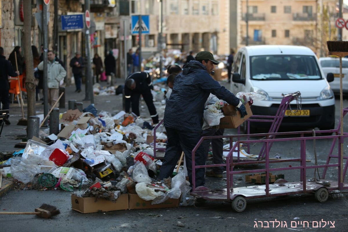 עובדי התברואה סיימו לשבות ומפנים את האשפה • צפו