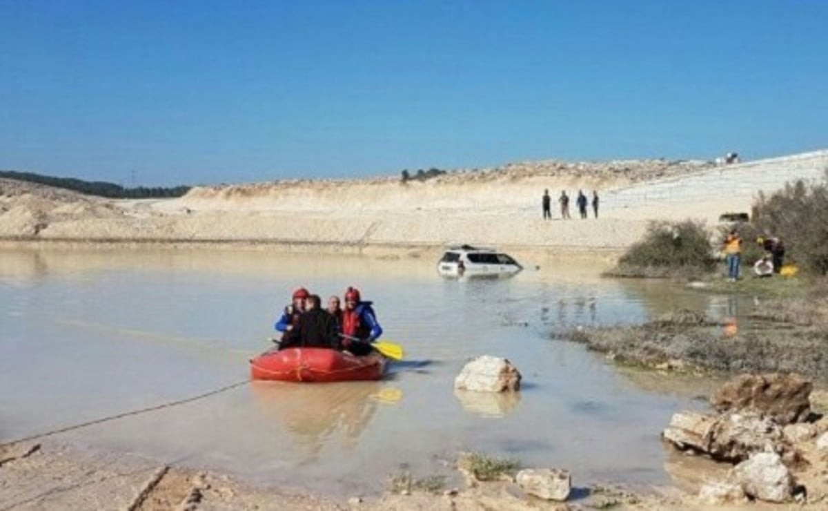 2 אנשים שקעו עם רכבם במים וחולצו עם סירה