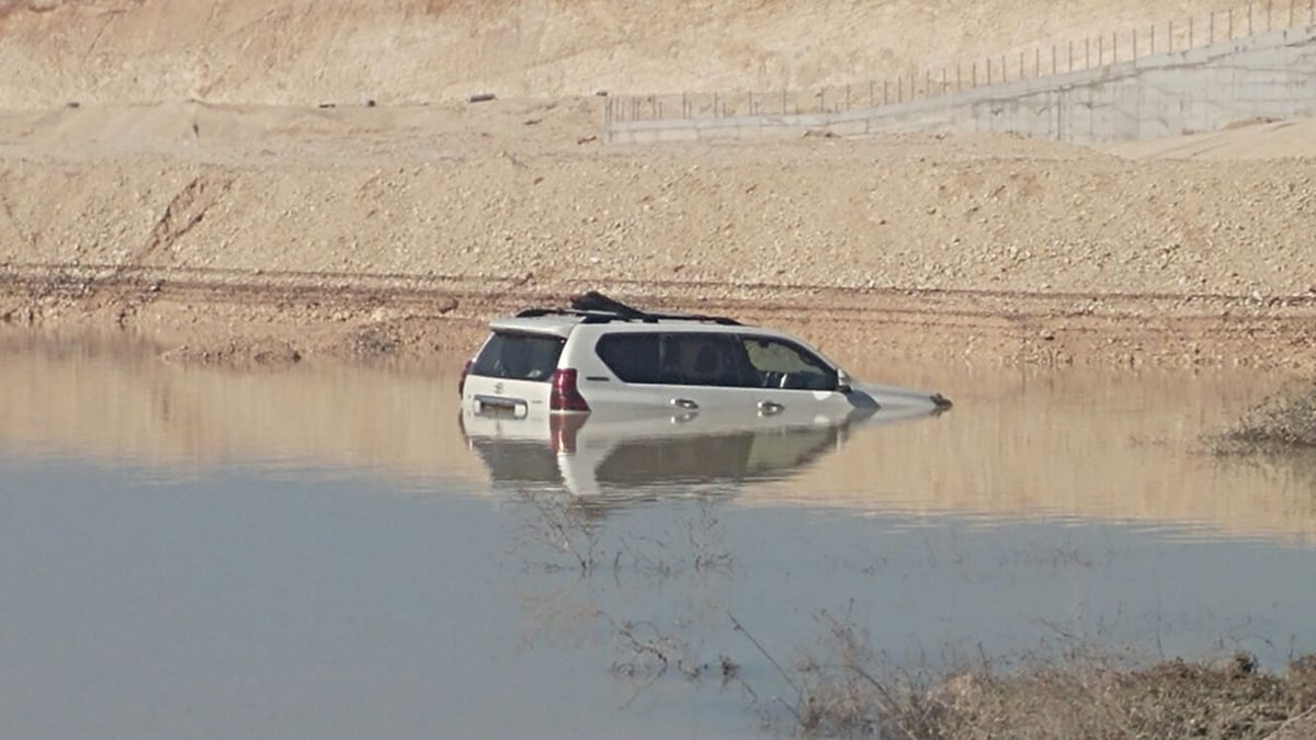 2 אנשים שקעו עם רכבם במים וחולצו עם סירה