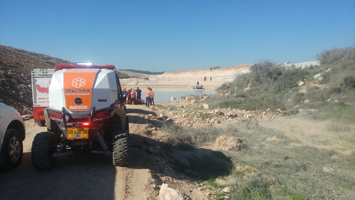 2 אנשים שקעו עם רכבם במים וחולצו עם סירה