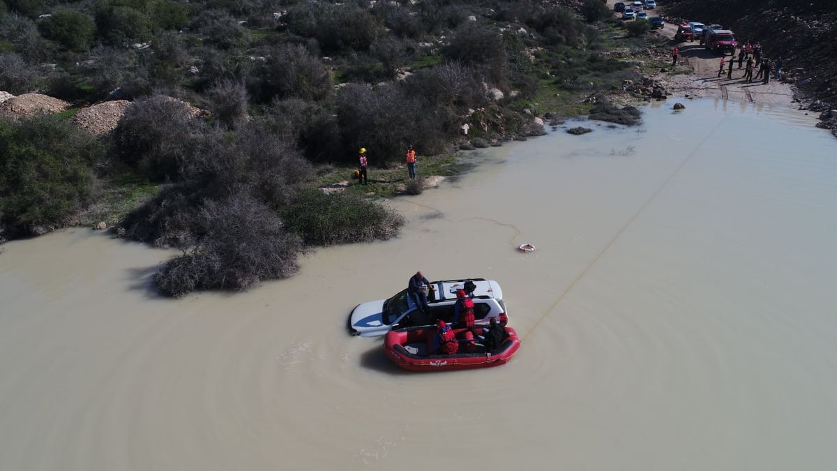 2 אנשים שקעו עם רכבם במים וחולצו עם סירה